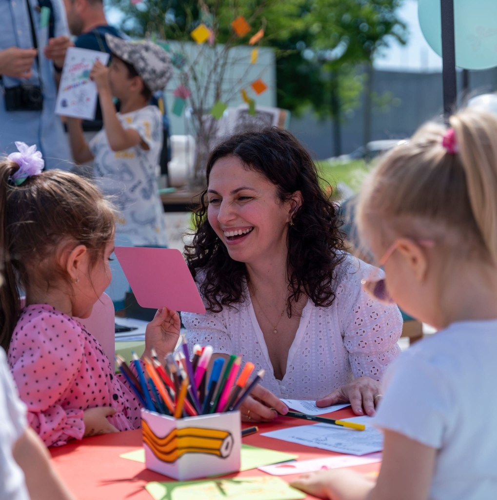 Cătălina Chiricheș la Atelierul de caligrafie, Orășelul Copiilor