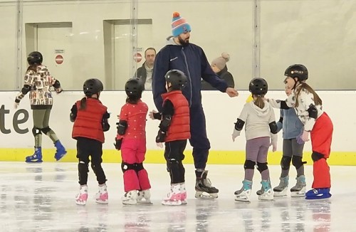 antrenor, copii cu cască la patinoar, programul Creștem campioni